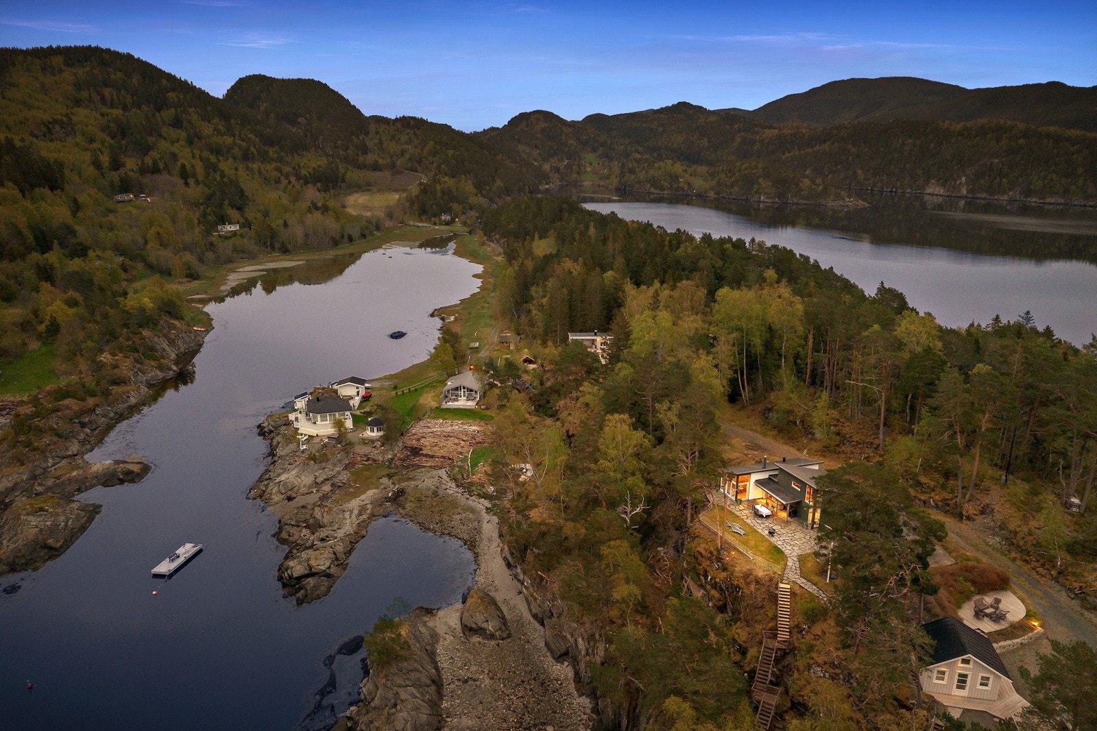 Usjenert og særdeles rolig beliggenhet på et lite høydedrag kun et steinkast fra sjøen (bokstavelig talt). Galleribilde
