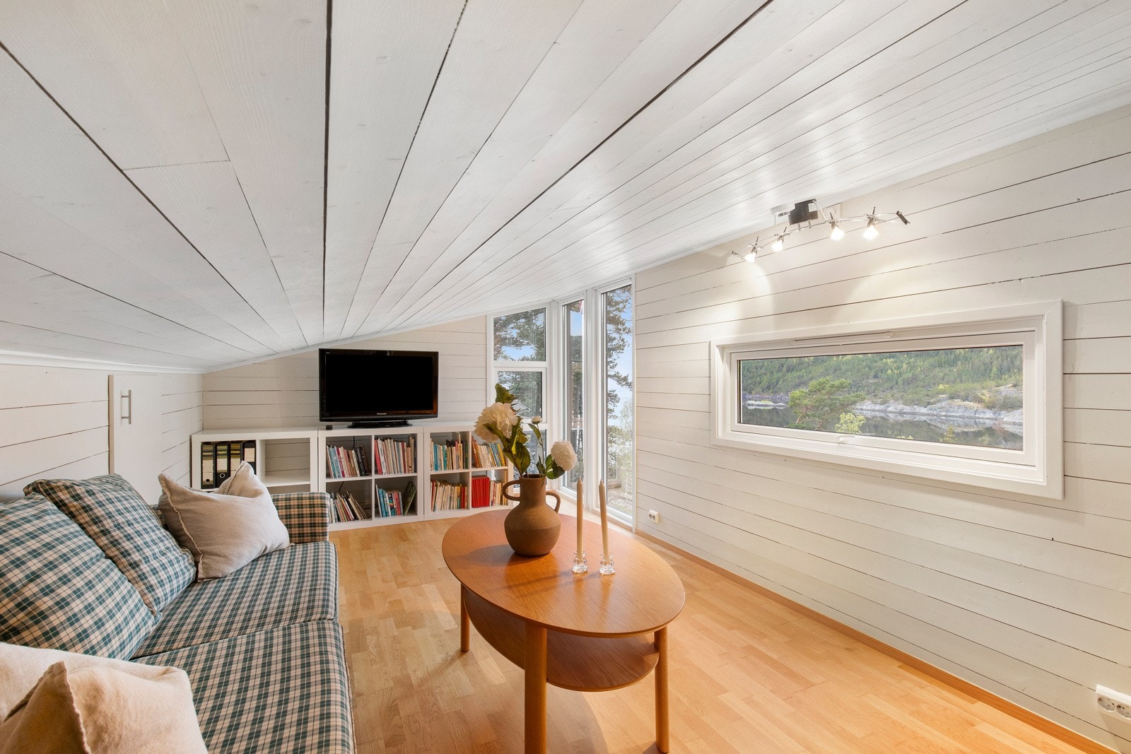 Praktisk hems med høy bruksverdi og flere innredning/møbleringsmuligheter. Madrasser lagret i knekott benyttes som sengeplasser på hemsen. Galleribilde