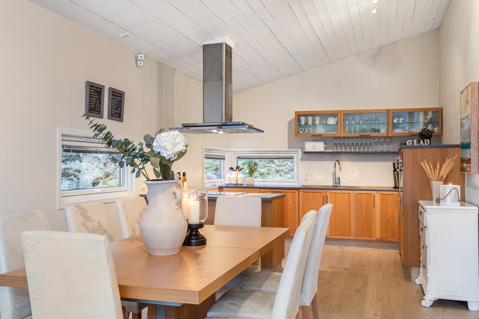 Selv om stue og kjøkken har åpen løsning, er kjøkkenet naturlig adskilt med spisebordet og kjøkkenøya. Galleribilde