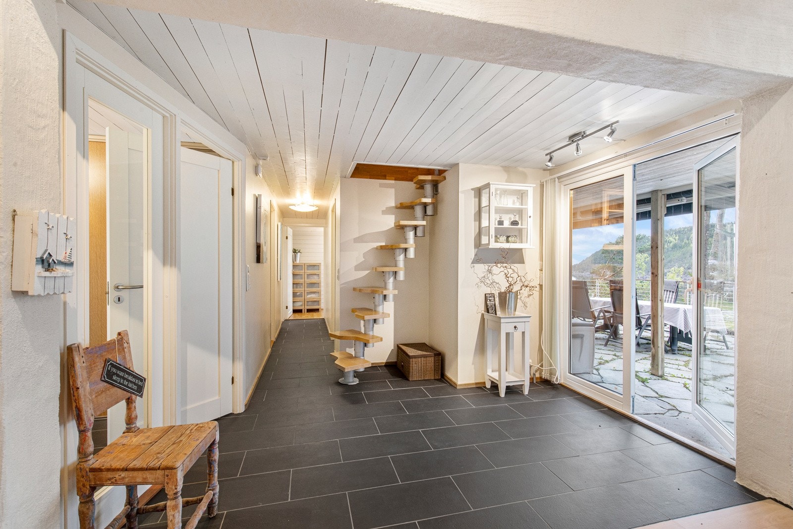 Fra hallen har man videre adkomst til 3 soverom og bad, trapp til hems og direkte utgang til markterrasse via balkongdør. Galleribilde