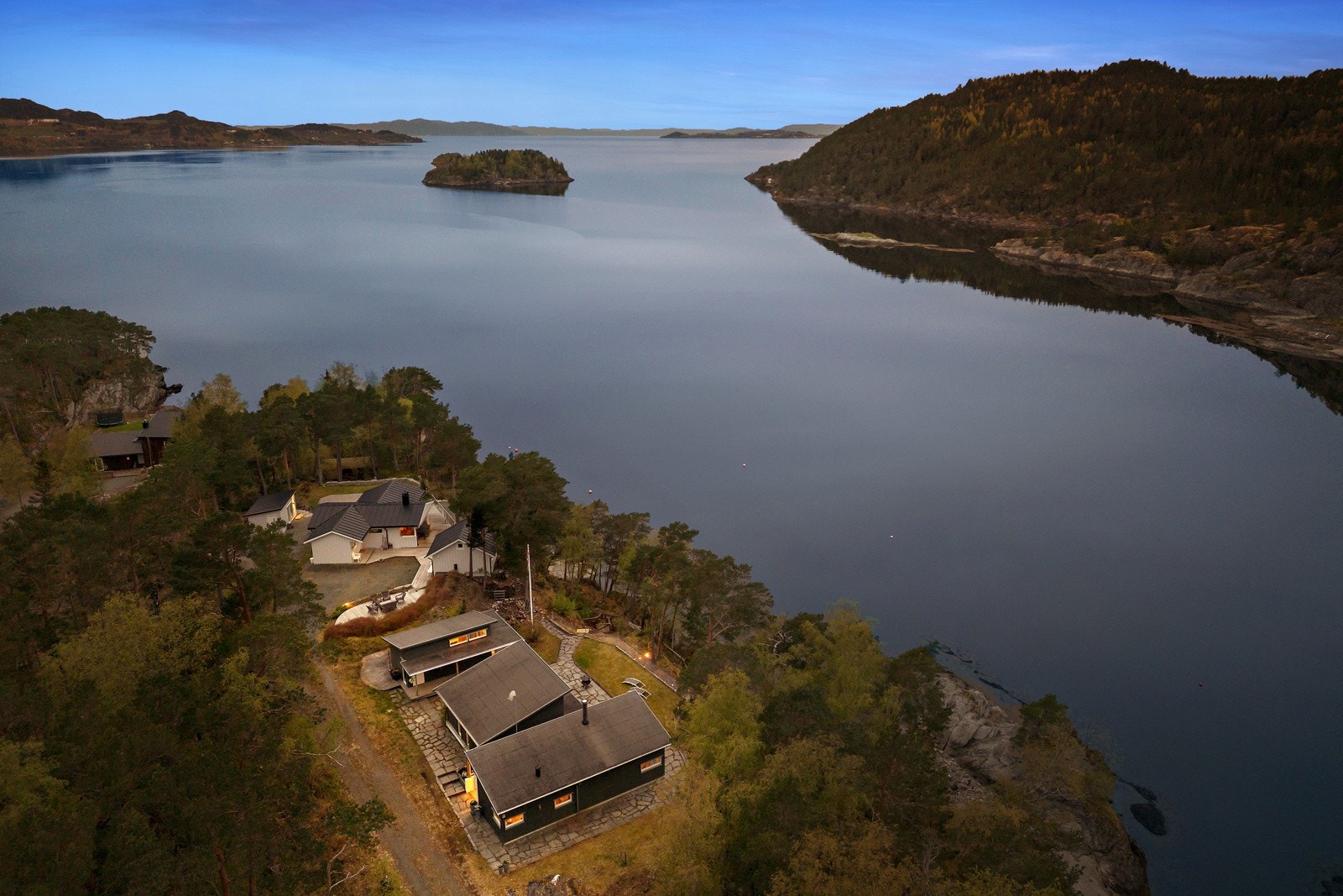 Det er kun ca. 1 times kjøring fra Trondheim, ca. 30 minutter fra Levanger og Stjørdal, ca. 40 minutter fra Verdal og drøyt 1 time fra Steinkjer. Galleribilde