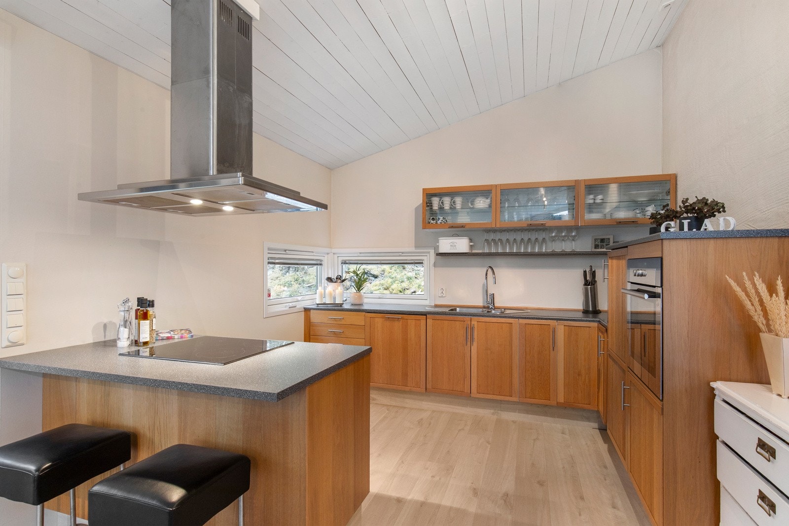 Rikelig med skap- og benkeplass. Galleribilde