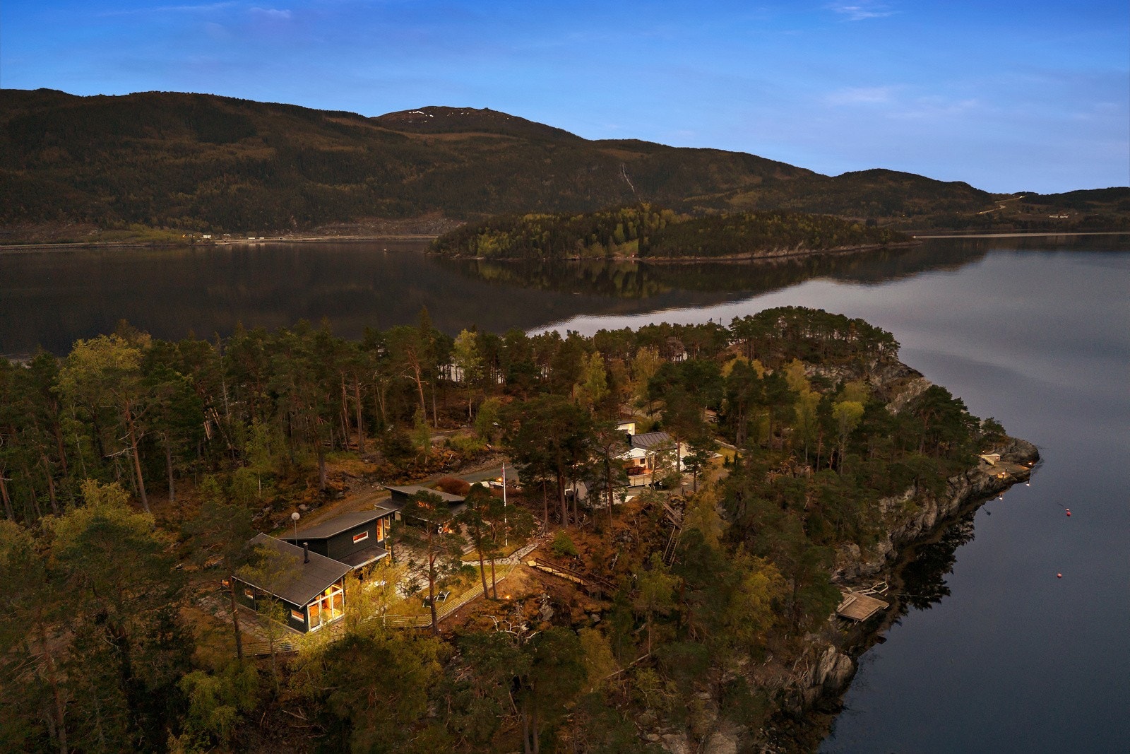 Lett tilgjengelig beliggenhet med bilveg helt frem (privat bomveg). Galleribilde