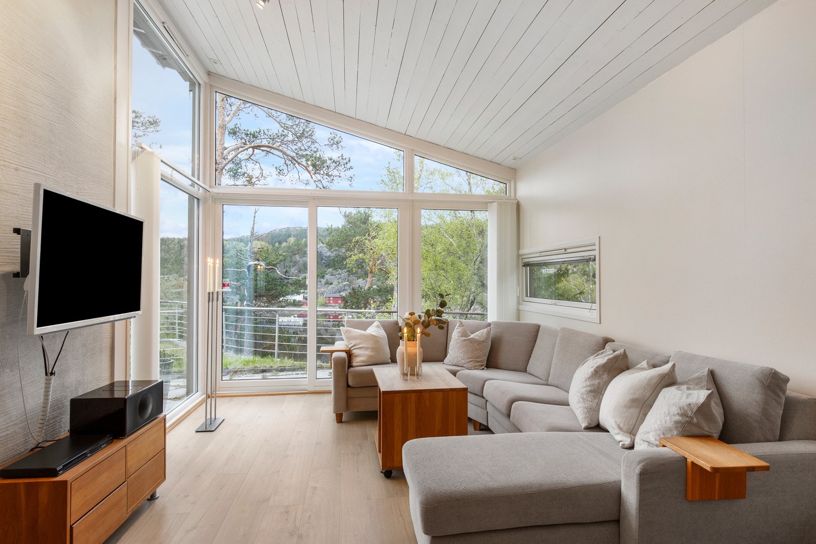 Totalt er stue og kjøkken 35m² og er praktisk adskilt fra "soveromsfløya". Stor heve-skyvedør som kan åpnes på varme sommerkvelder. Galleribilde