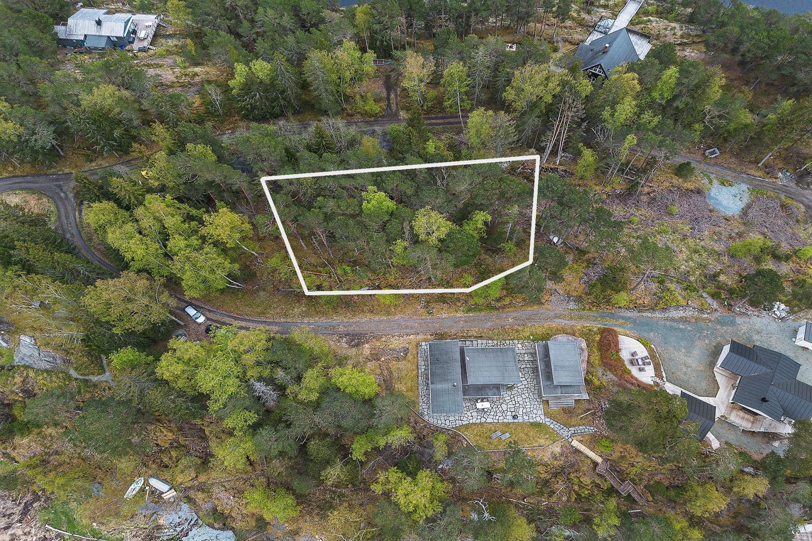 Kjøper av hytta gis opsjon på kjøp av naboeiendommen (ubebygd tomt). Gnr. 246, bnr. 53. Omrisset er ca. - avvik kan forekomme. Galleribilde