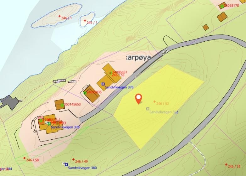 Tomta er ca. 1252m². For ytterligere informasjon, se komplett salgsoppgave eller konferer megler. Galleribilde