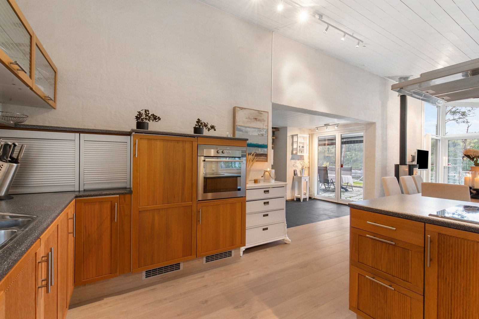 Praktisk kjøkkenøy med platetopp og ventilator - god oversikt over spisestue og stue. Galleribilde