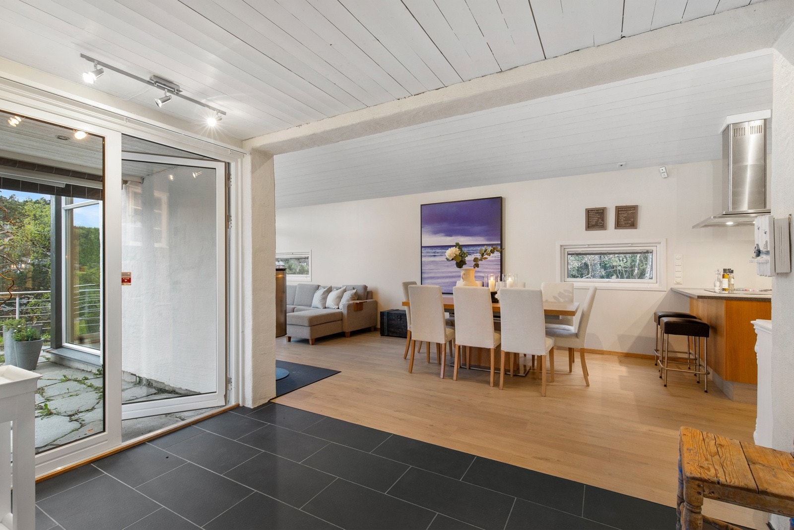 Videre adkomst til romslig hall på 12m². Flislagt gulv med varmekabler også her. Galleribilde