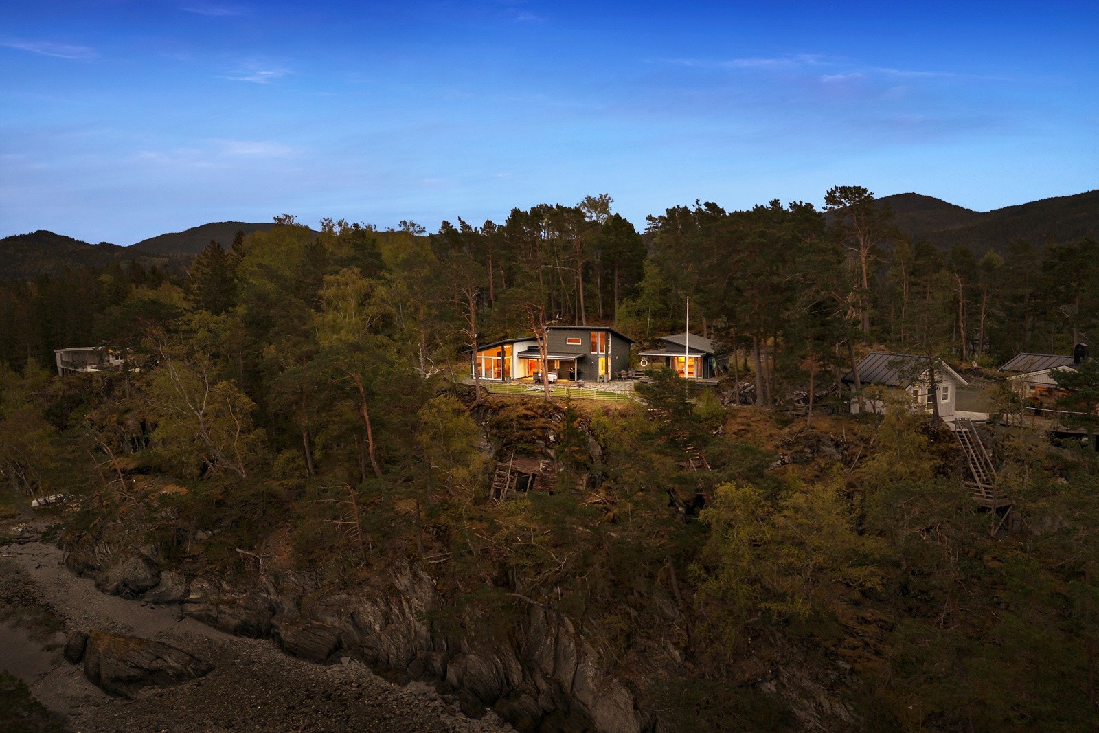 Unik beliggenhet nesten ytterst på Skarpøya i Åsenfjorden. Galleribilde