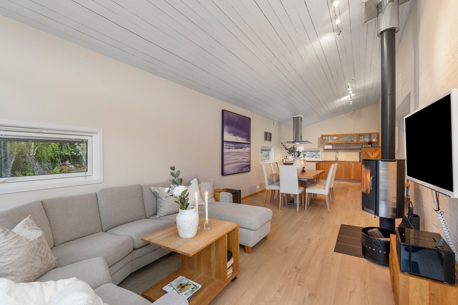 God plass til både spisebord og sofaløsning på stue/kjøkken. Vedfyring i tillegg til varme i gulv, som for øvrig ble byttet for noen år siden Galleribilde