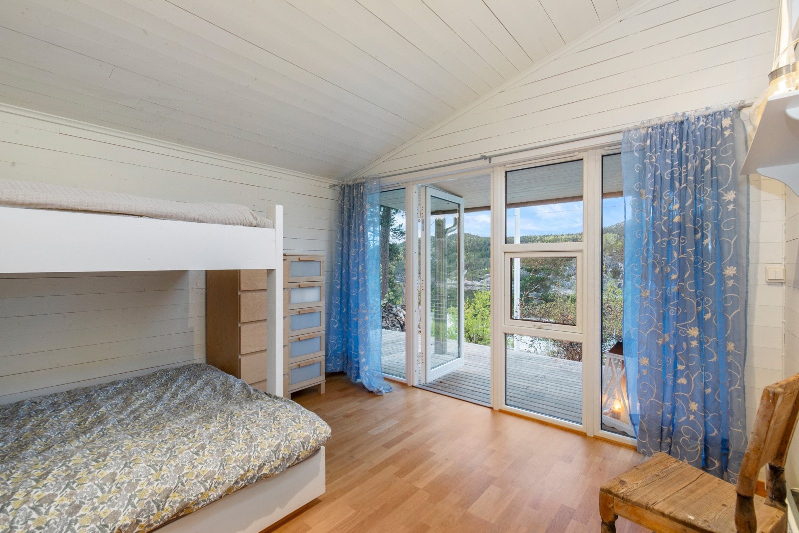 Frittstående anneks på 21m² med oppholdsrom og praktisk bod. Plassbygd køyeseng medfølger (200cm underkøye, 90cm overkøye). Galleribilde