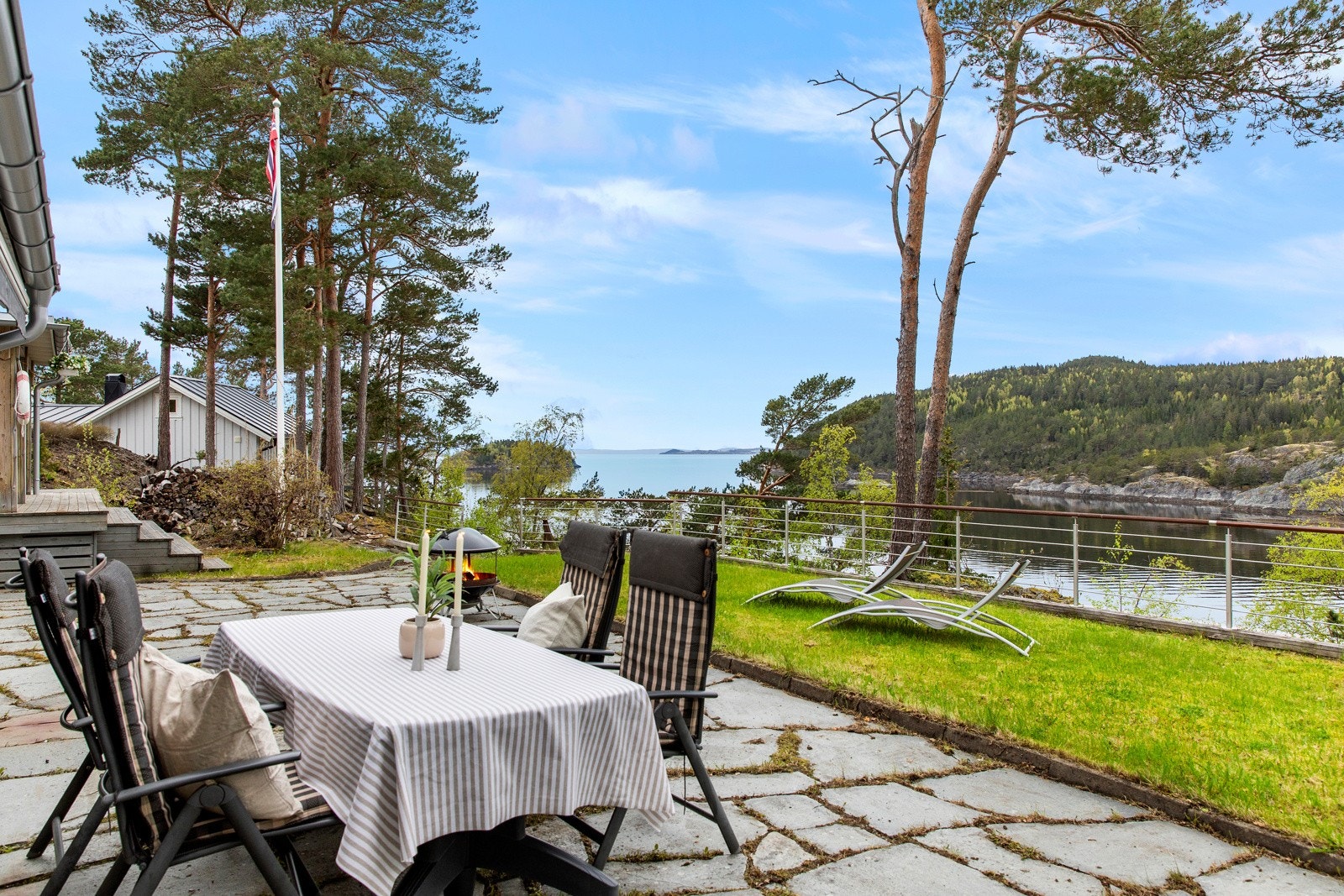 Terrasse/balkongareal på hele 158m² - opparbeidet med skiferheller (Oppdalsskifer). Galleribilde