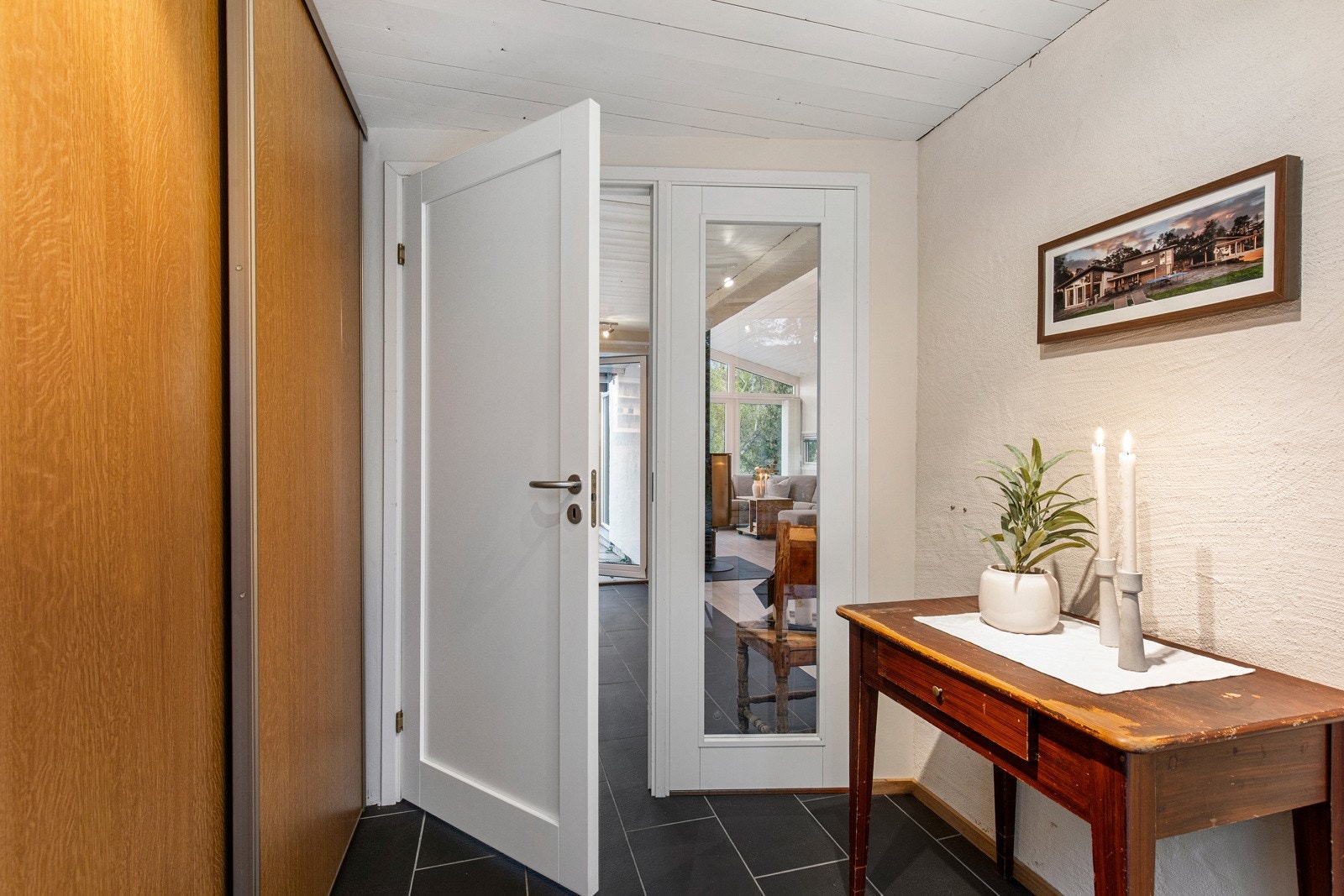 Man ønske velkommen inn i selve hytta via en flislagt entrè med varmekabler i gulv. Romslig skyvedørsgarderobe med kurvsystem og oppheng. Galleribilde