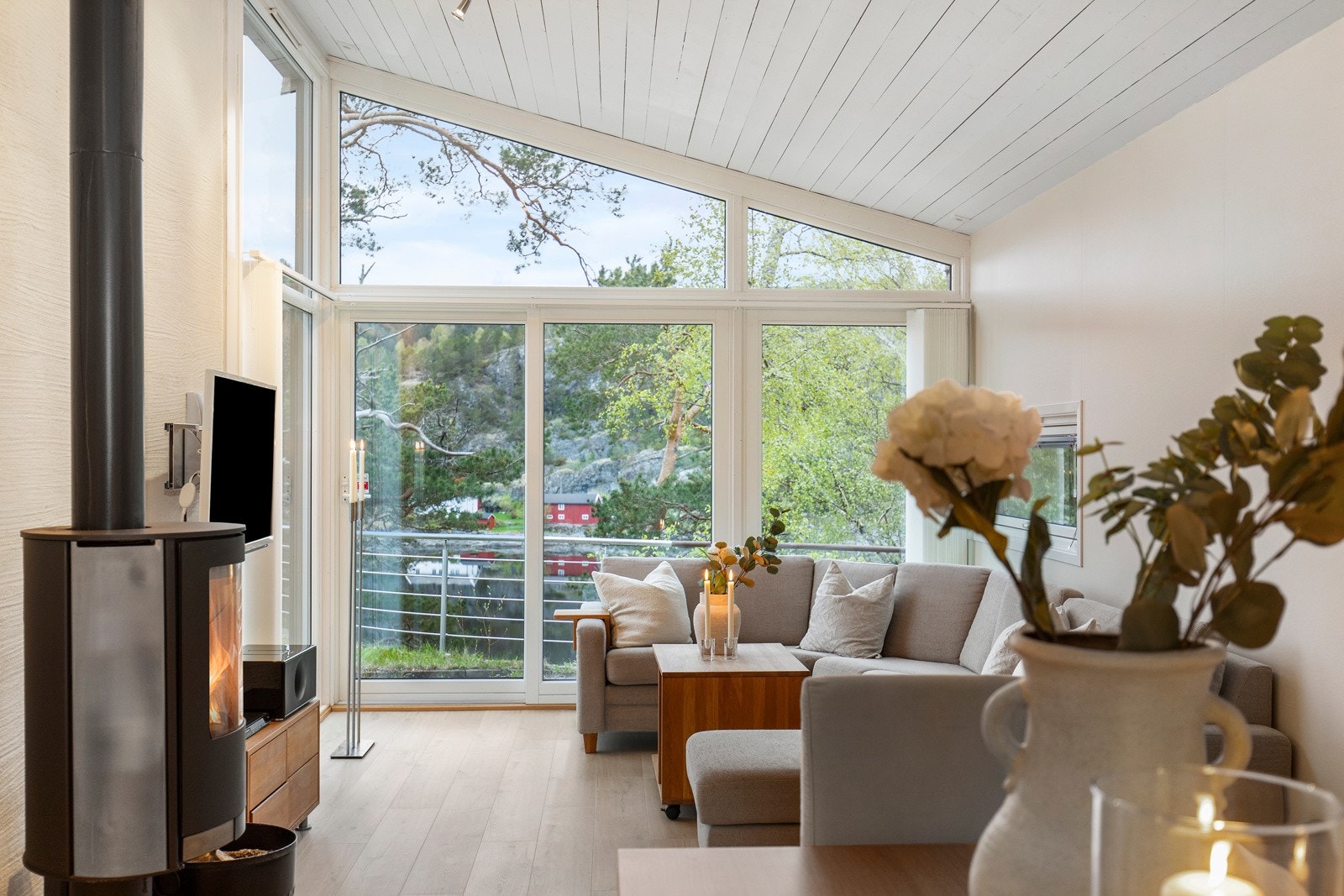 Lys og luftig stue med store vindusflater, høy himling og nydelig utsikt. Galleribilde