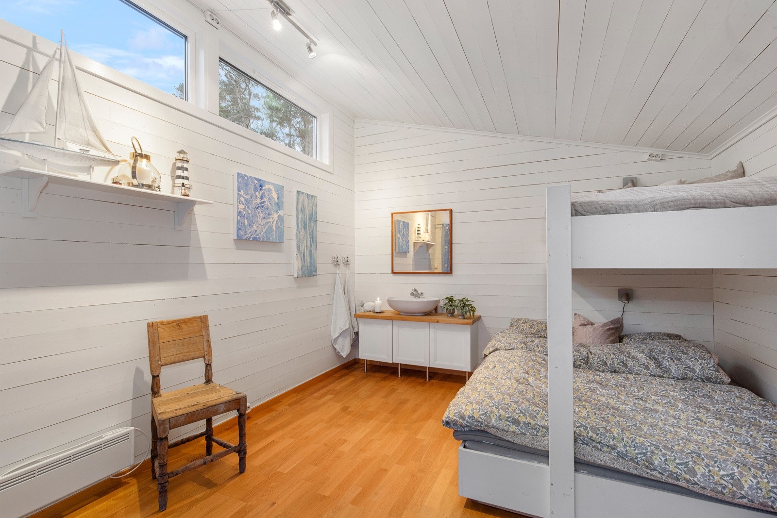 Annekset brukes i dag som gjesteavdeling og har mange sengeplasser, innlagt vann og egen terrasse. Rommet ligger vegg i vegg med praktisk redskapsbod. Galleribilde