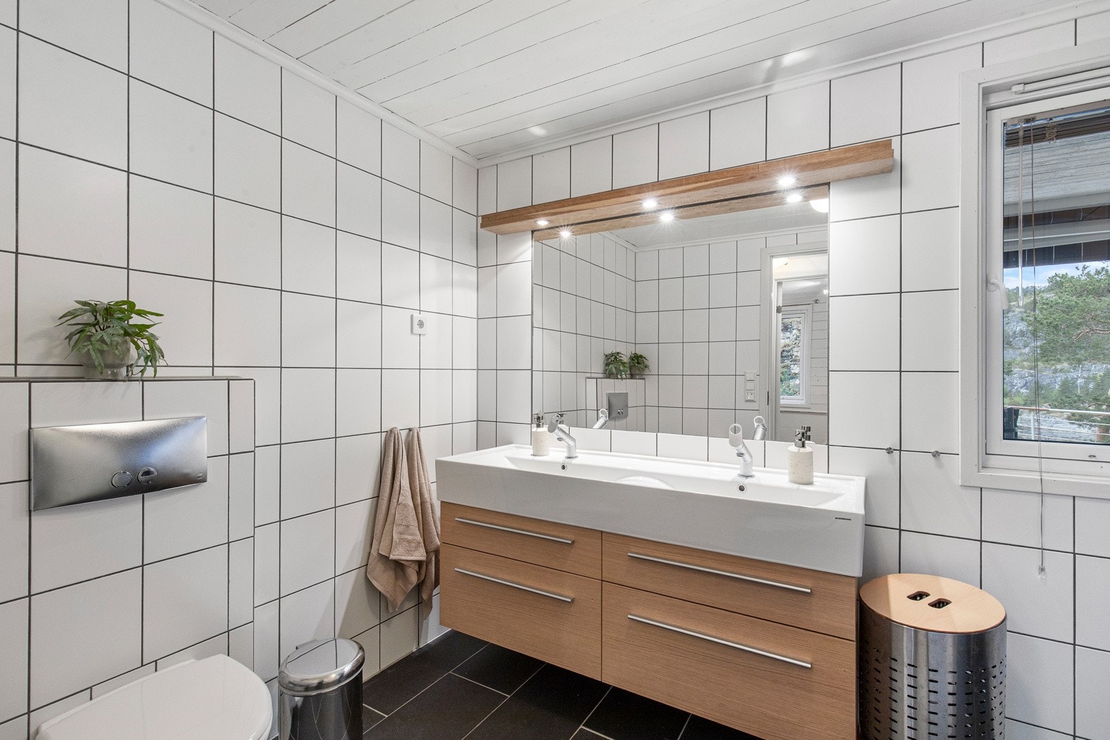 Romslig og pent flislagt bad på ca. 6,5m² med varmekabler i gulvet. Galleribilde