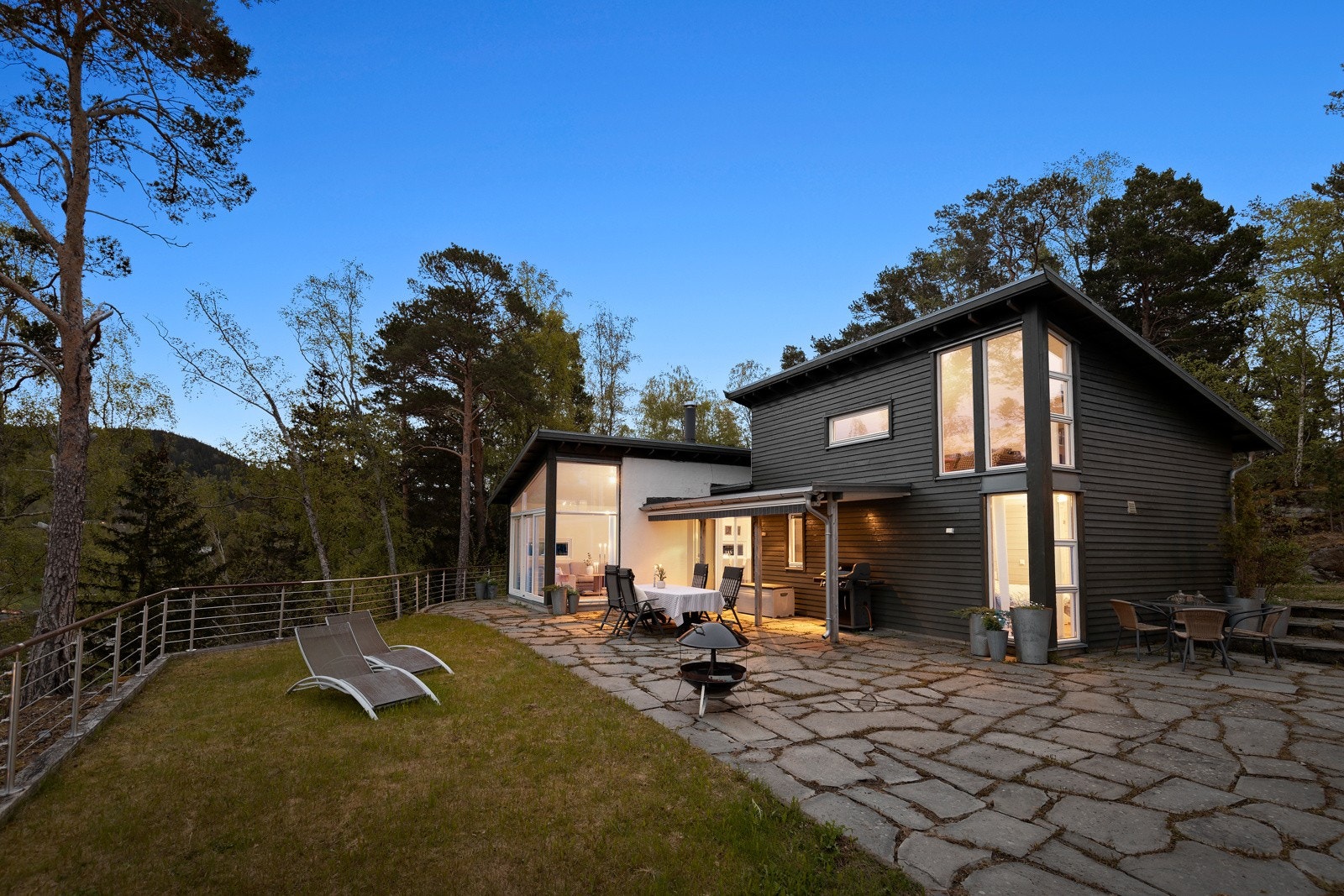 Eiendommen består av hytte og anneks som til sammen utgjør 106m² BRA. Fritidsboligen tåler mange gjester med ca. 15 sengeplasser. Galleribilde