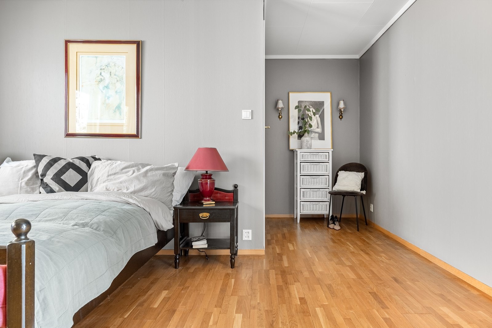 Soverommet i denne etasjen er praktisk som hovedsoverom med direkte inngang til eget bad, som gir deg komfort og privatliv. Galleribilde