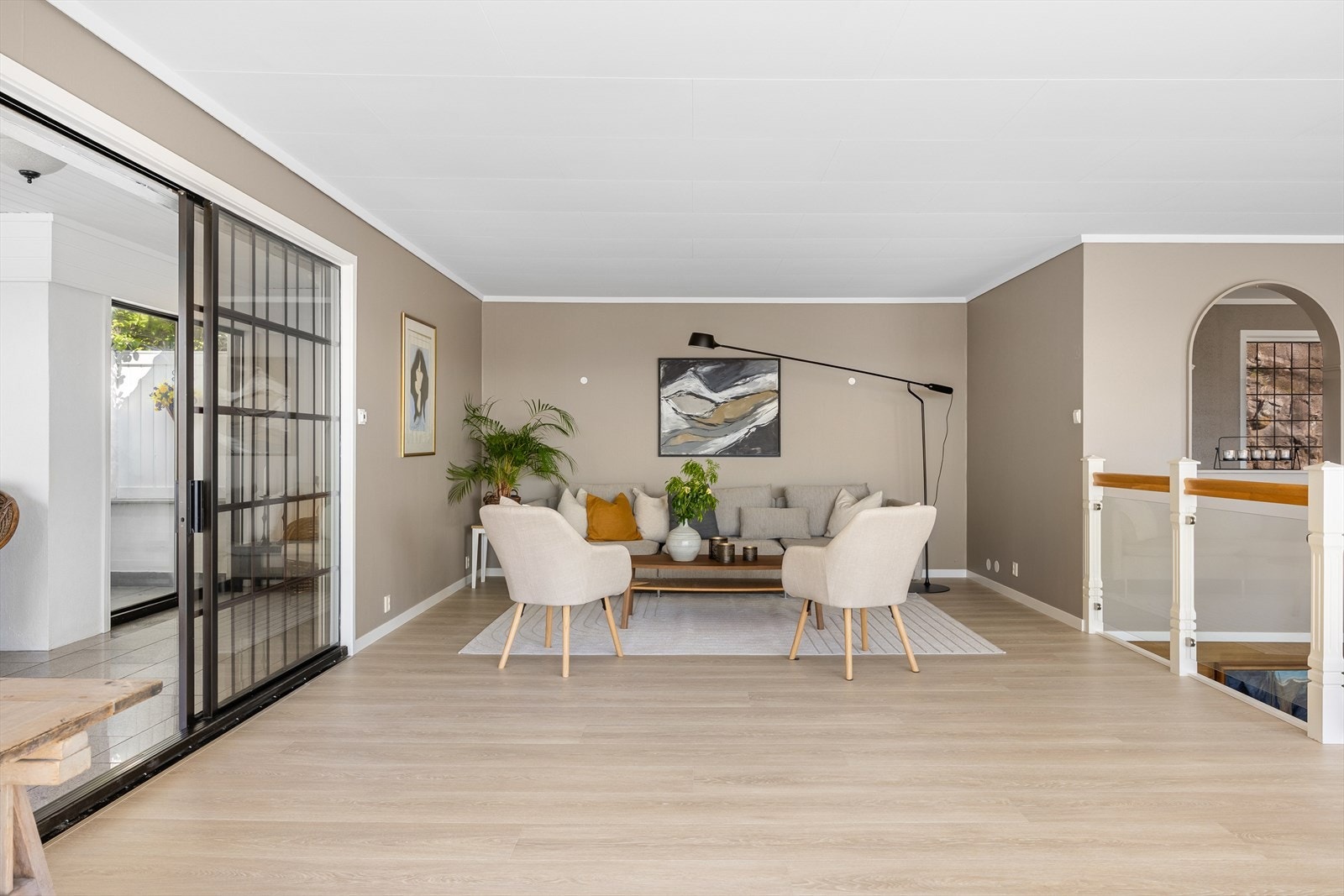 Fra stuen er det skyvedør i glass ut til lun vinterhage. Galleribilde