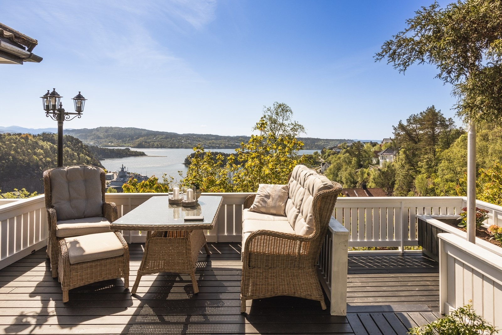 En lys og romslig enebolig med fantastisk sjøutsikt og familievennlig planløsning! Galleribilde