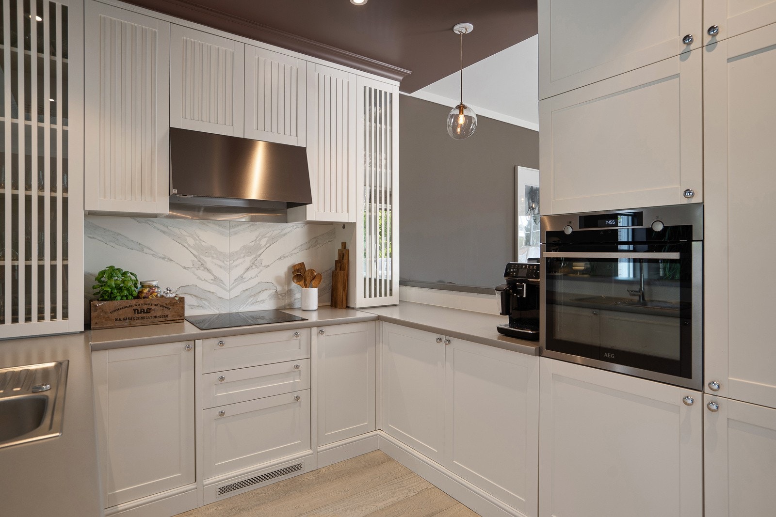 Kjøkkenet fremstår som praktisk og velutstyrt Galleribilde