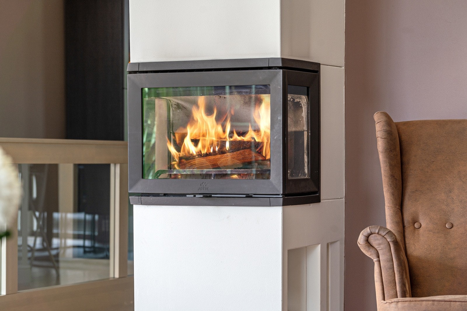 Smekker peis i høyden - fremstår også som et møbel Galleribilde