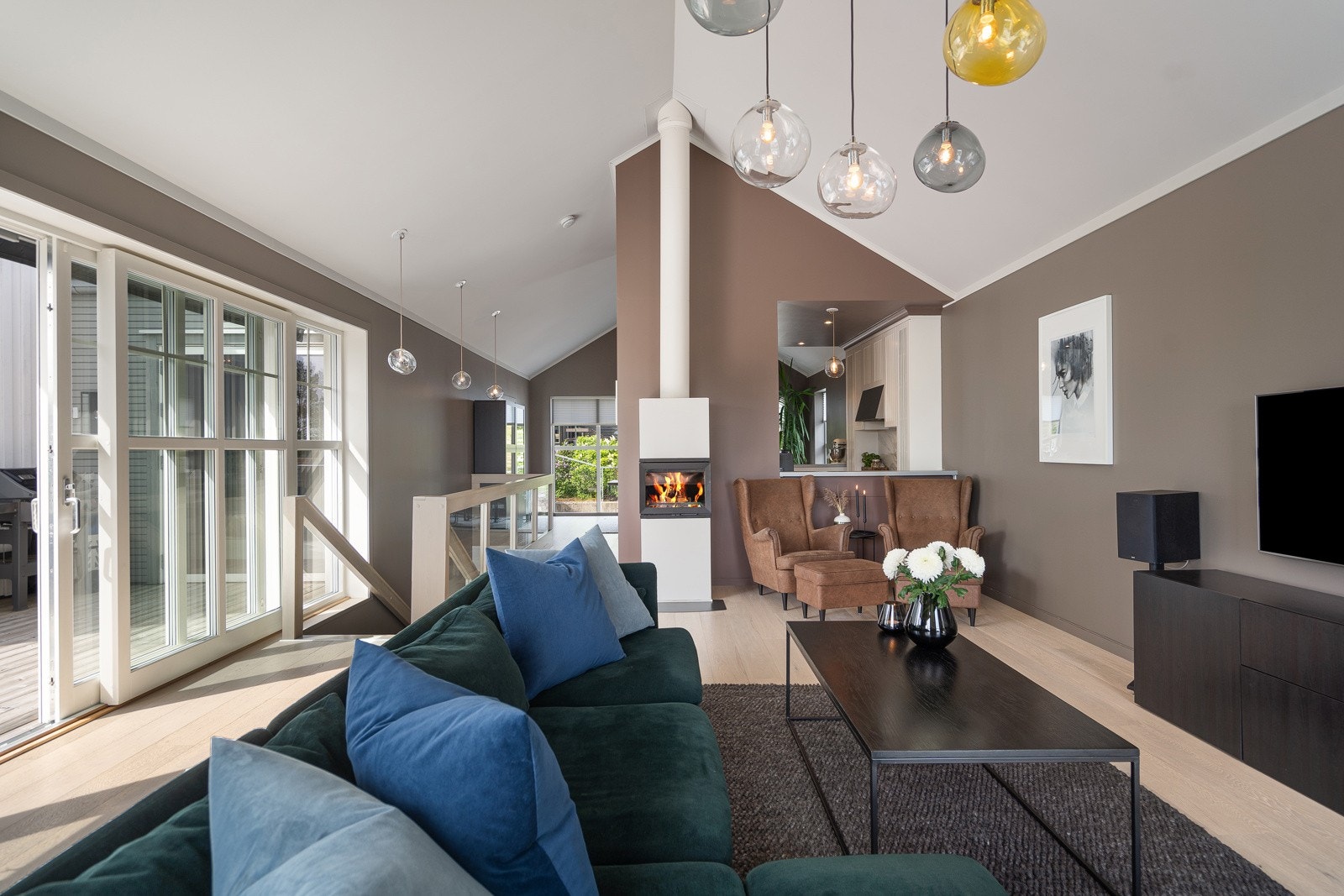 Stoe og fine vindusflater, som bidrar til at det slippes inn rikelig med lys Galleribilde