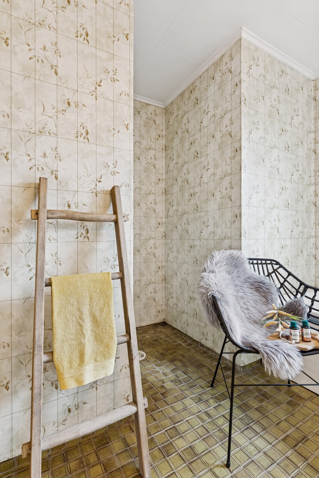 badet har flislagt gulv og vegger med våtromstapet. Galleribilde