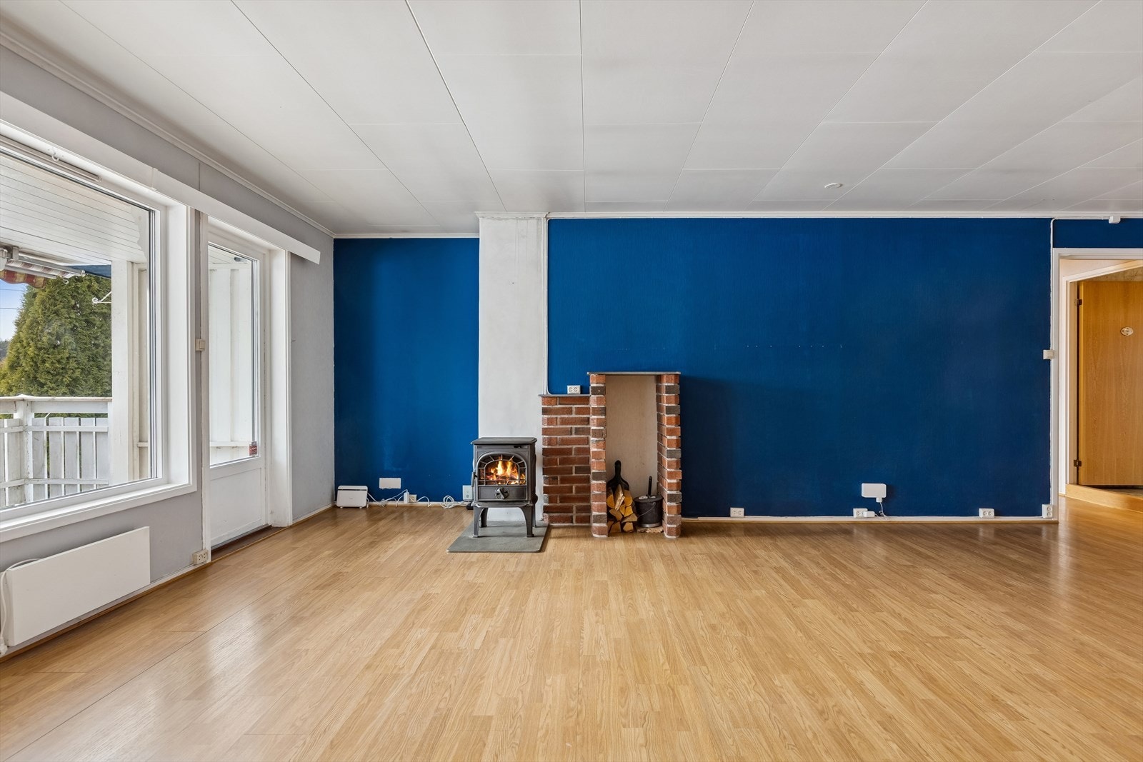 En vedovn i stuen gir en effektiv og supplerende varmekilde. Galleribilde