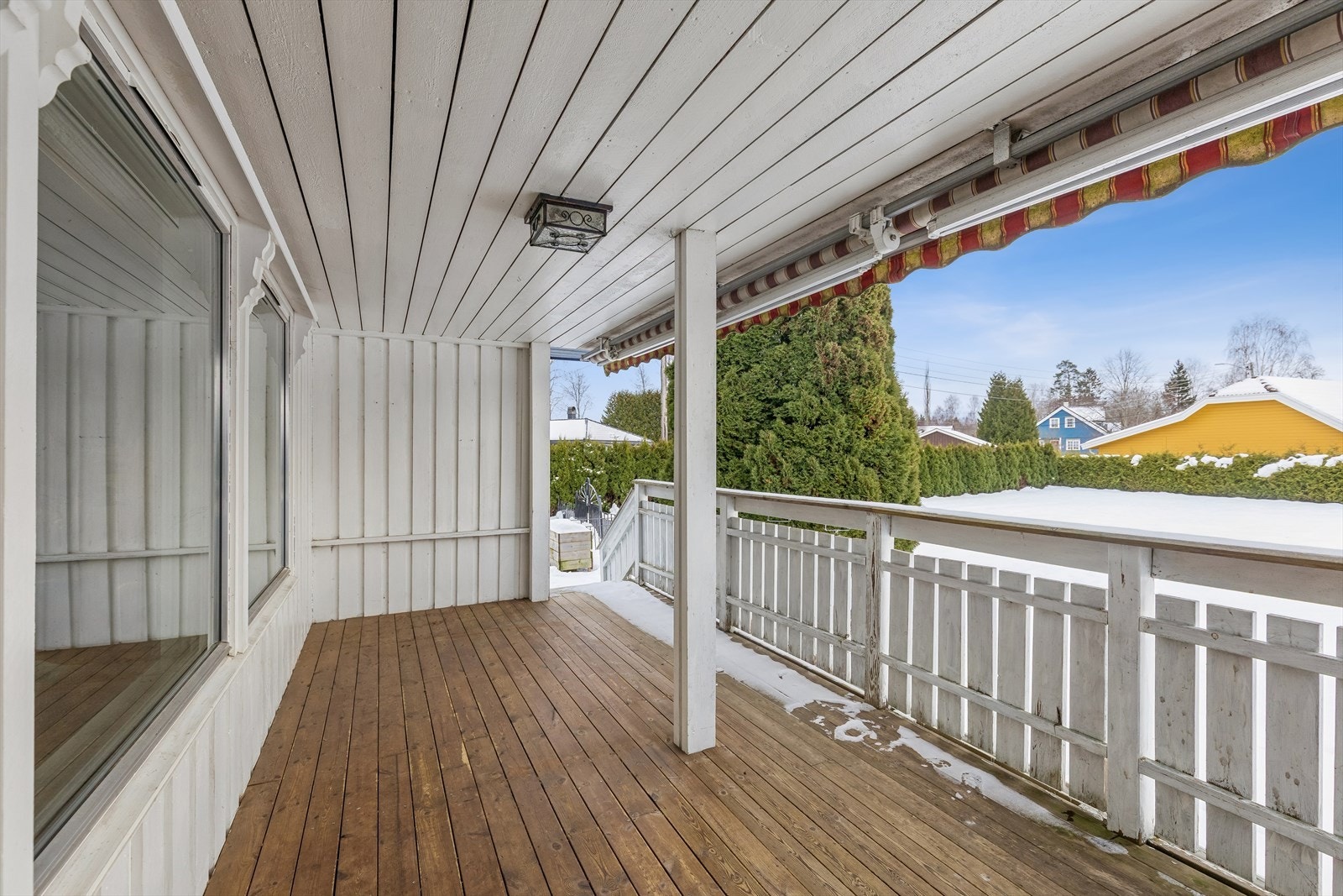Fra terrassen går en trapp ned til en stor platting på ca. 31 m². Galleribilde