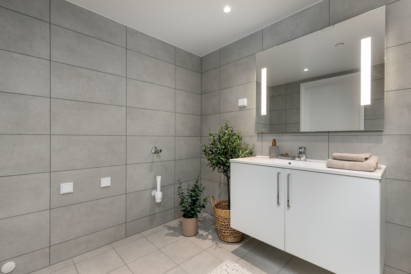 Badet har varmekabler i gulv. Opplegg for vaskemaskin. Galleribilde