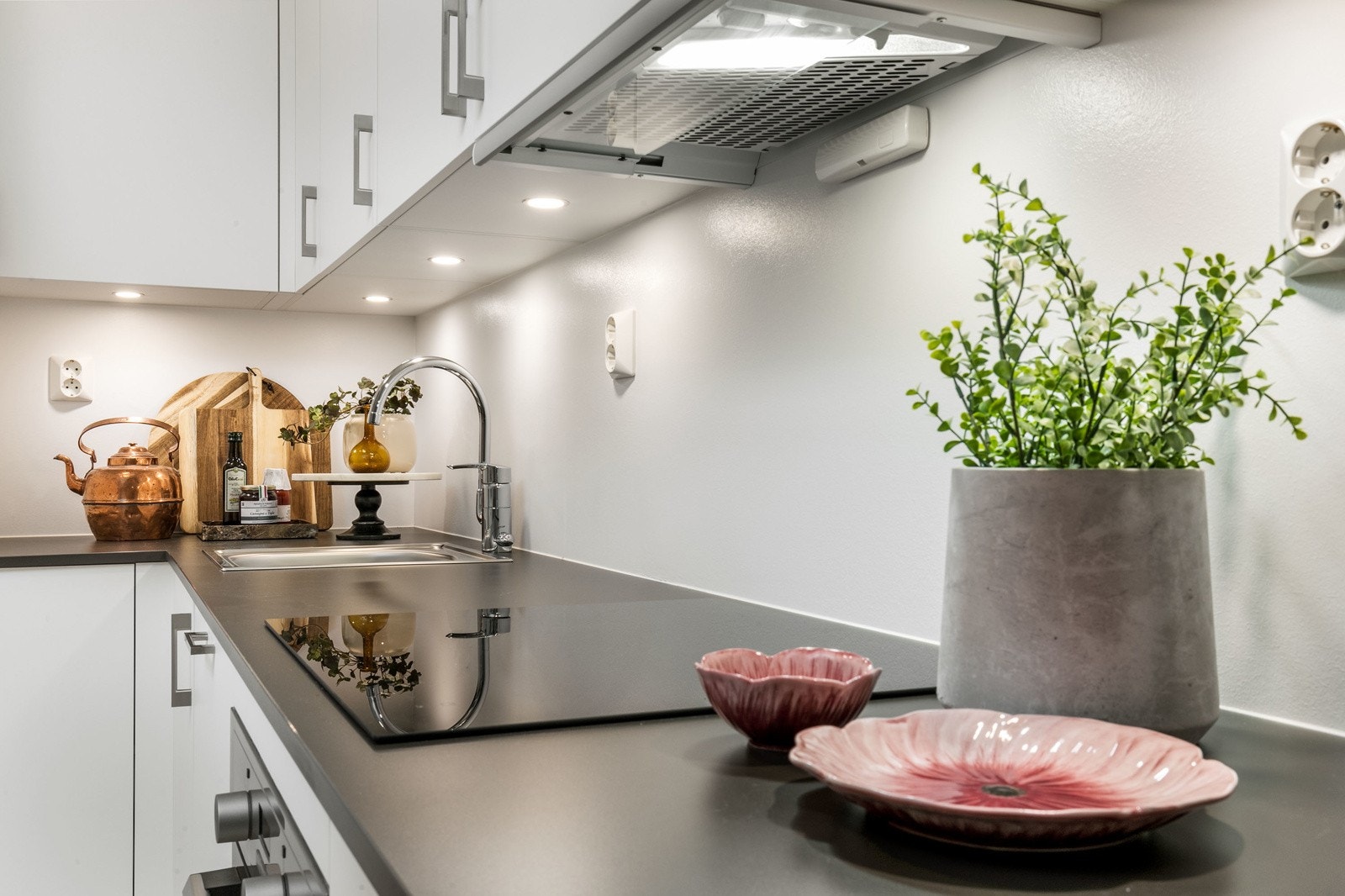 Kjøkkenet er utformet i praktisk vinkelløsning. Her har man rikelig med skap og benkeplass. Galleribilde