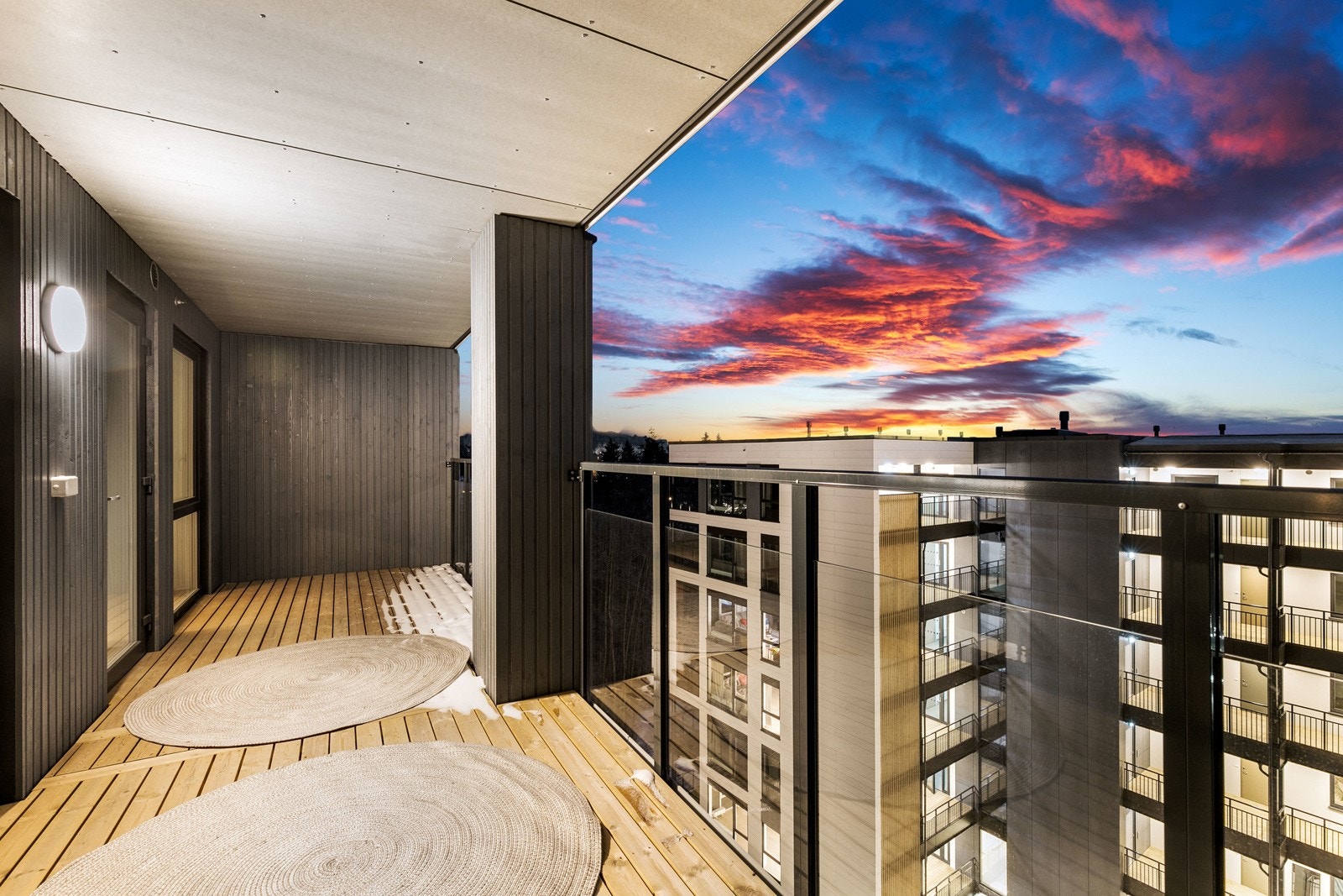 Utgang til en sydvestvendt balkong på 16 kvm, med flott utsyn. Galleribilde