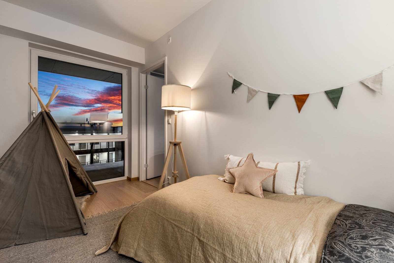 Fin avsatt plass til kommode/garderobeinnredning på soverom 2 Galleribilde