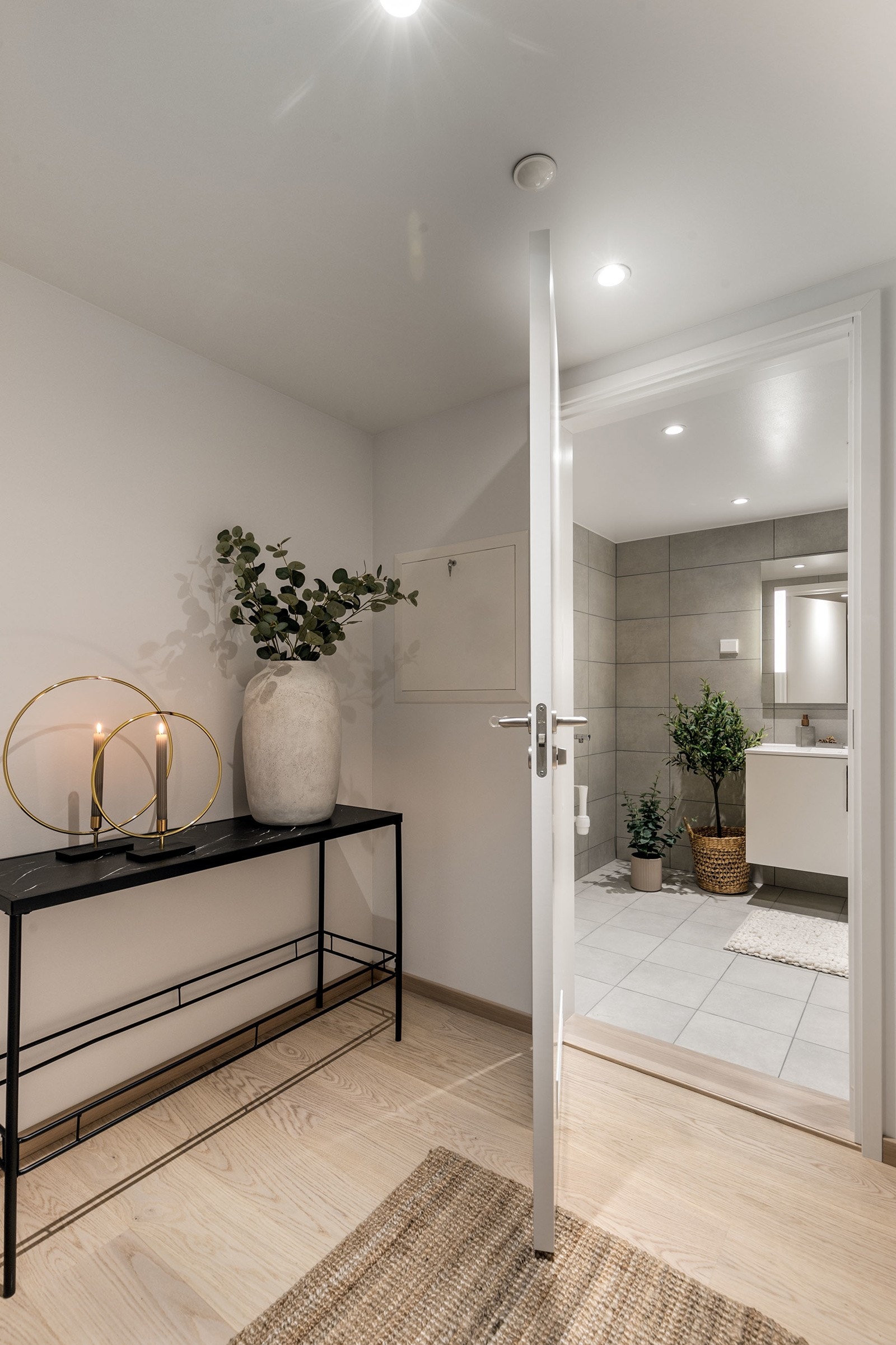 Flott entré/ gang med god avsatt plass til skapinnredning. Galleribilde