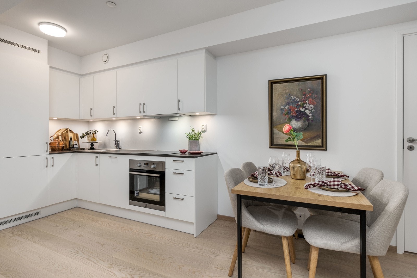 God avsatt plass til et spisebord mellom stuen og kjøkkenet Galleribilde