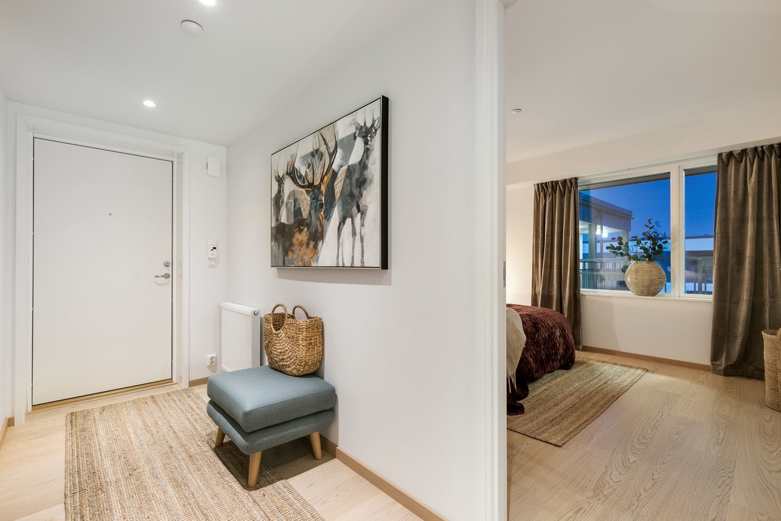 Flott entré/ gang med god avsatt plass til skapinnredning. Galleribilde