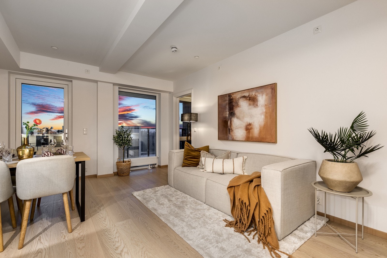 Leiligheten har en gjennomført høy standard, med 1-stavs hvitpigmentert eikeparkett og listfrie vindussmyg. Galleribilde