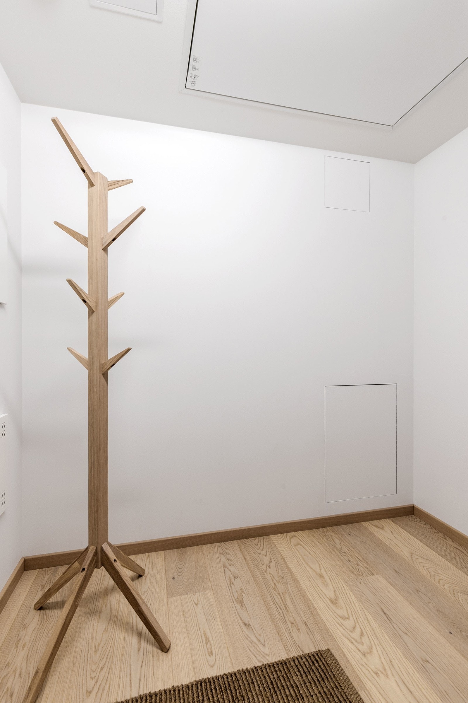 Innvendig bod/ garderobe ved inngangsdør Galleribilde