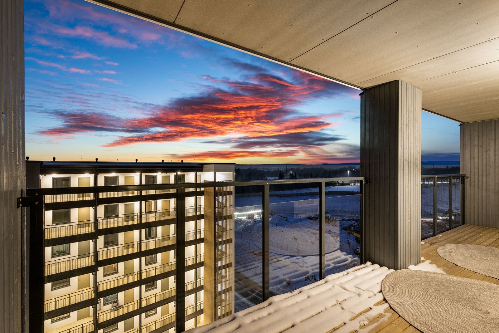 Utgang til en sydvestvendt balkong på 16 kvm, med flott utsyn. Galleribilde