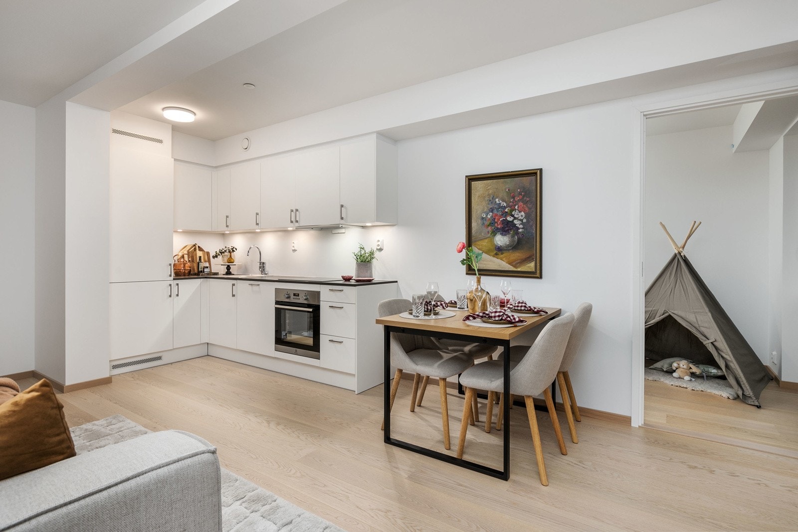 Oppvarming med vannbåren varme via radiatorer, samt balansert ventilasjon med varmegjenvinning - en meget energieffektiv leilighet! Galleribilde