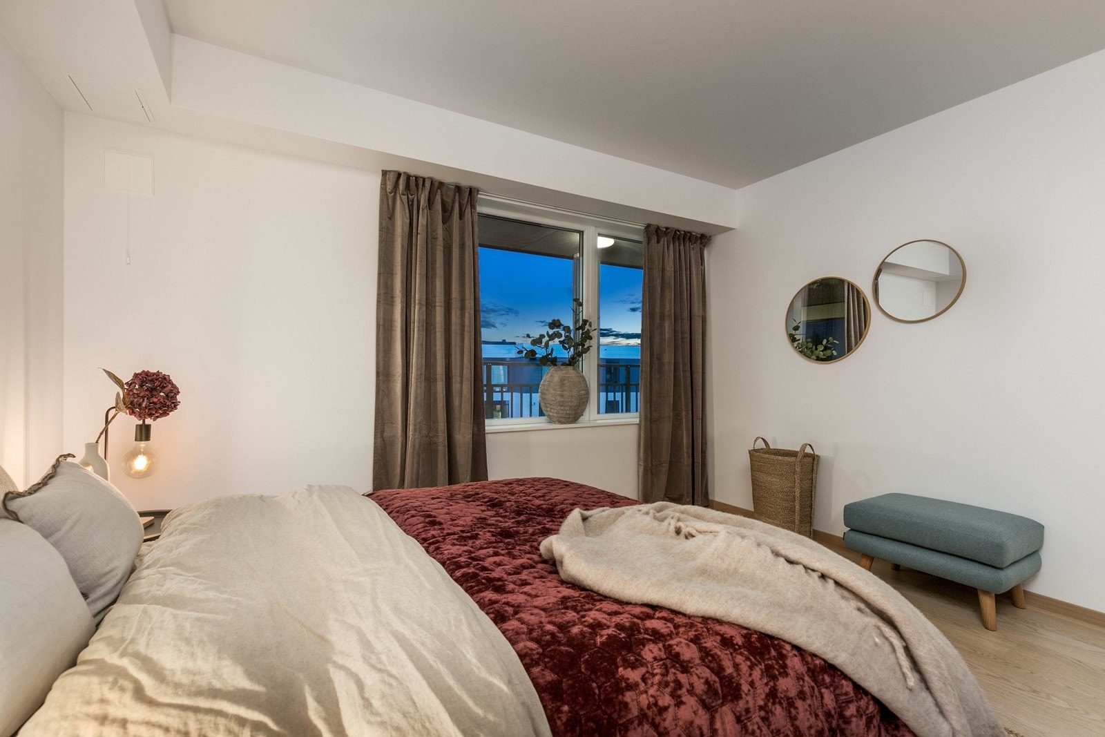 God plass til dobbeltseng med tilhørende nattbord på hver side. Galleribilde