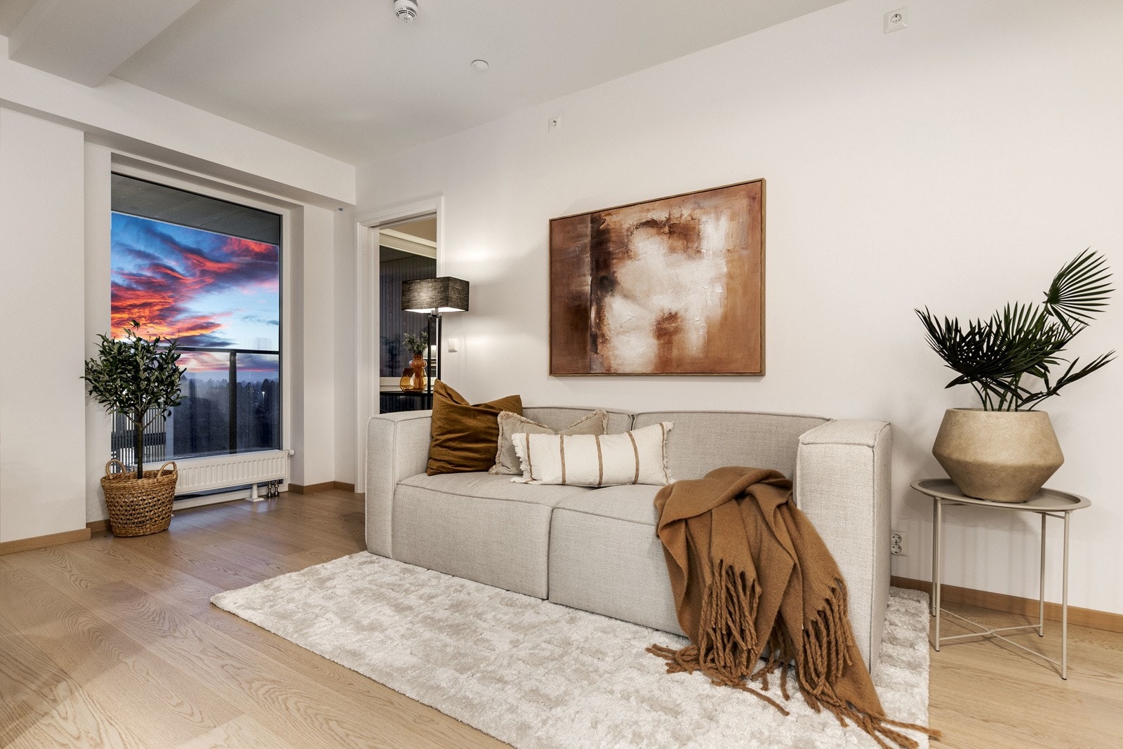 De store vinduene sørger for rikelig med innslipp av naturlig lys. Galleribilde