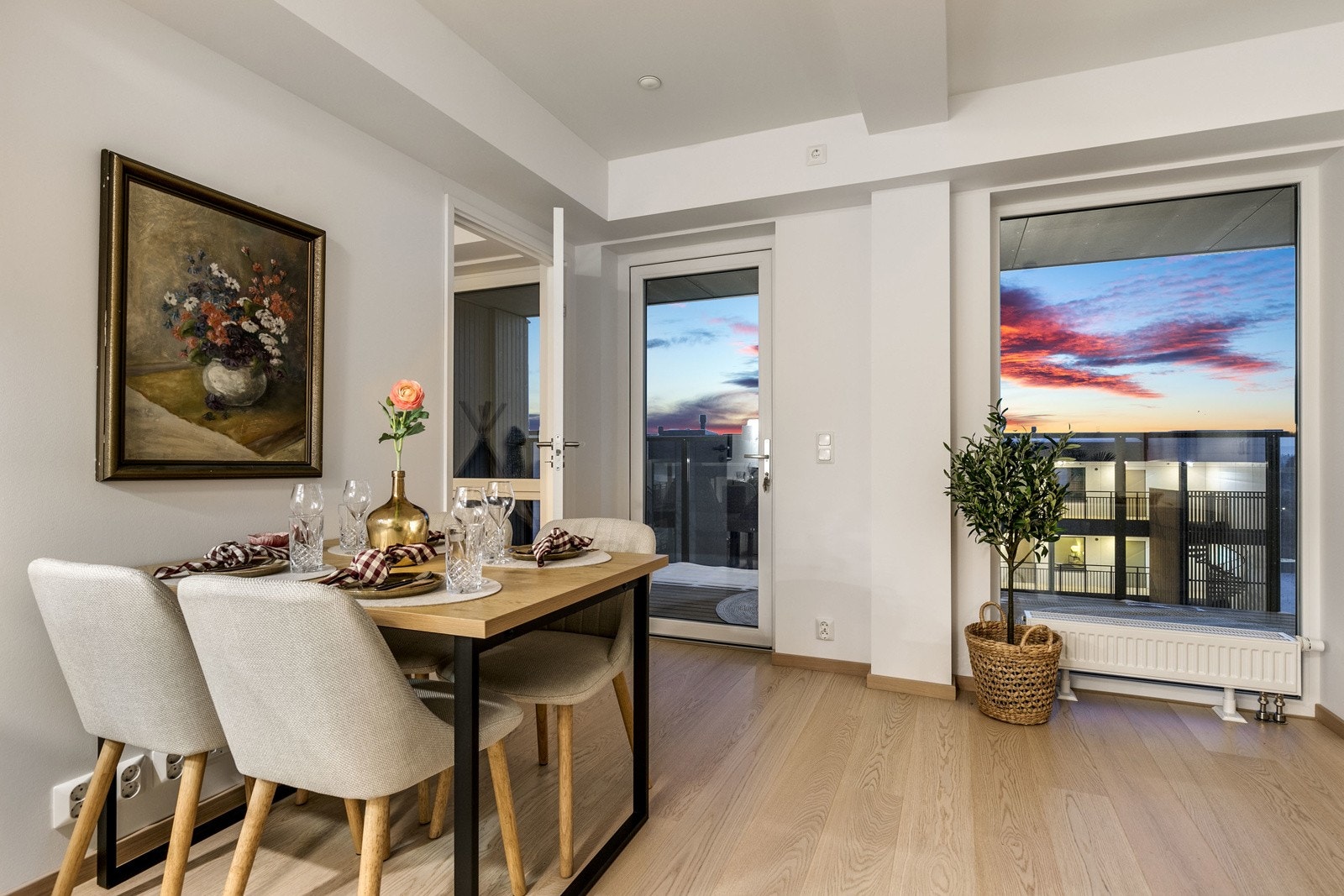 Leiligheten har en meget god internbeliggenhet i bygget, med flott utsikt Galleribilde