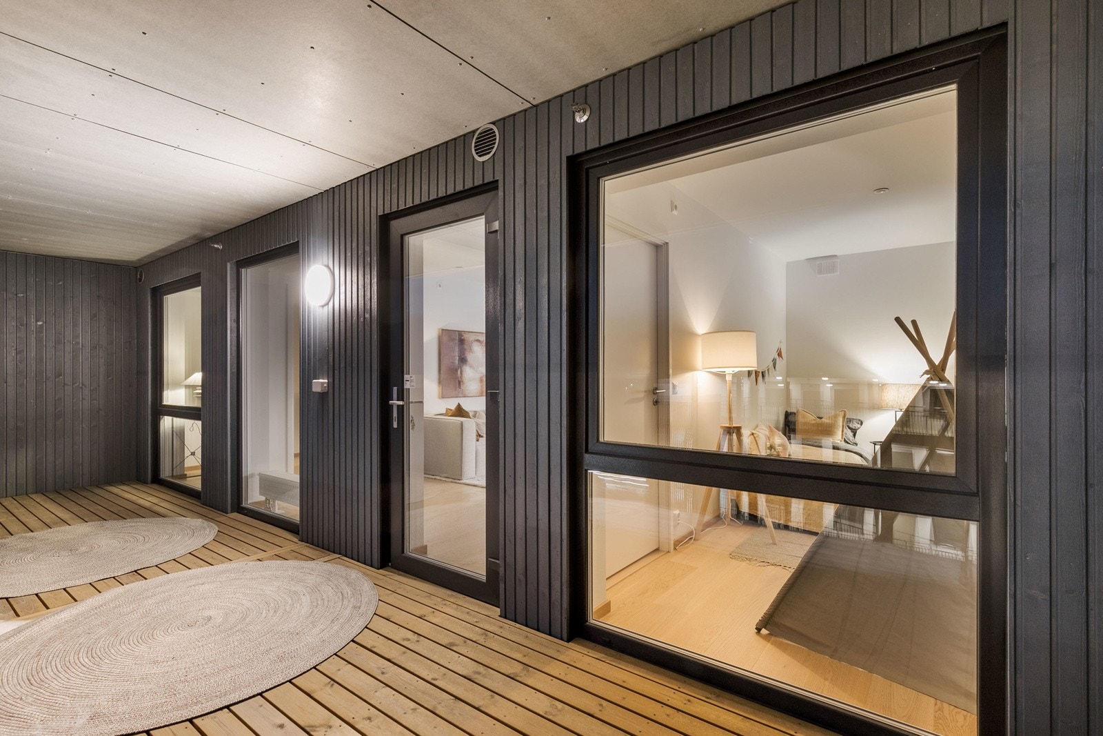 Utgang til en sydvestvendt balkong på 16 kvm, med flott utsyn. Galleribilde