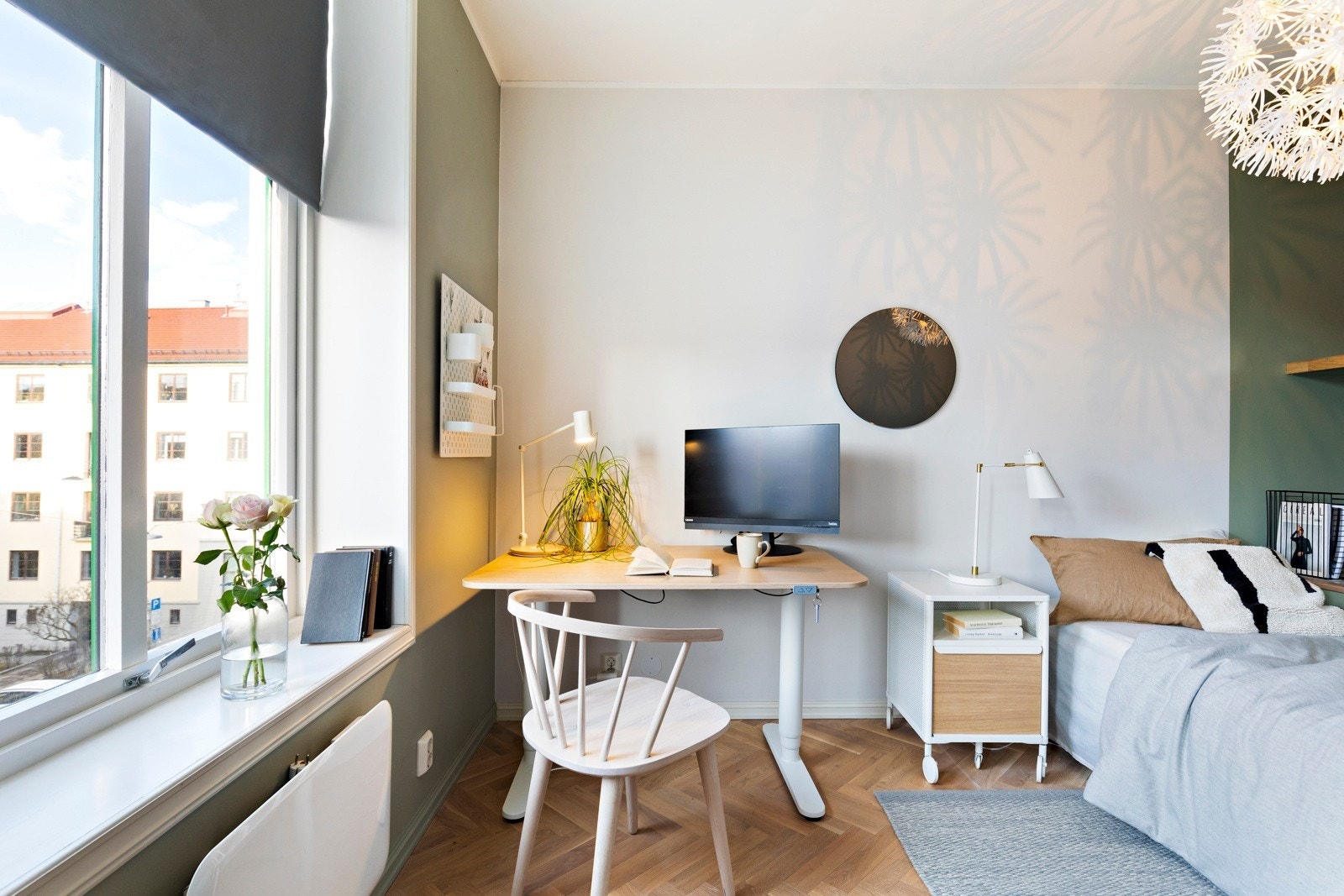 Soverom 2: Dette er også et flott soverom med plass til seng og nattbord, skrivepult, eller annet ønskelig møblement. Galleribilde