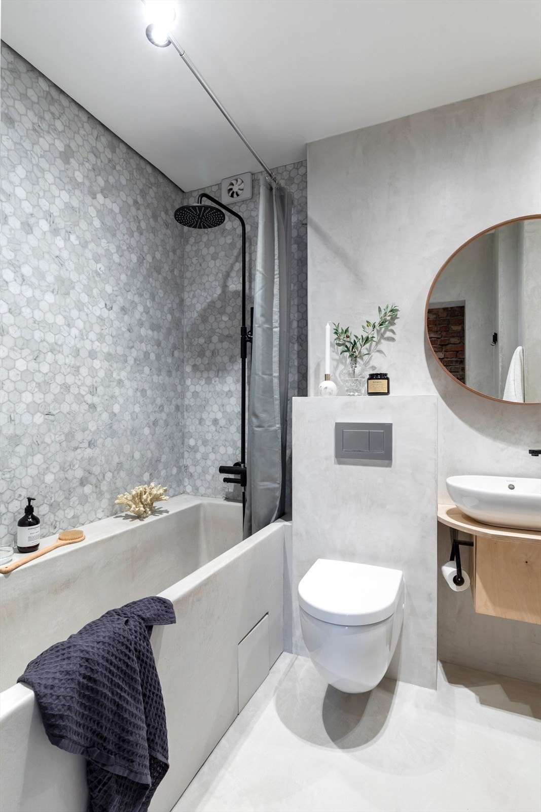 Innebygget badekar i mikrosement. Veggmontert WC. Galleribilde
