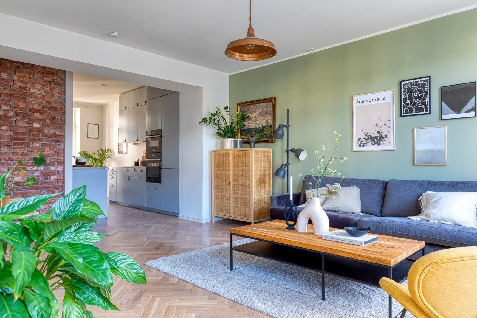 I stuen er det god plass til sofagruppe, TV-seksjon, hyller og annet ønsket møblement. Galleribilde