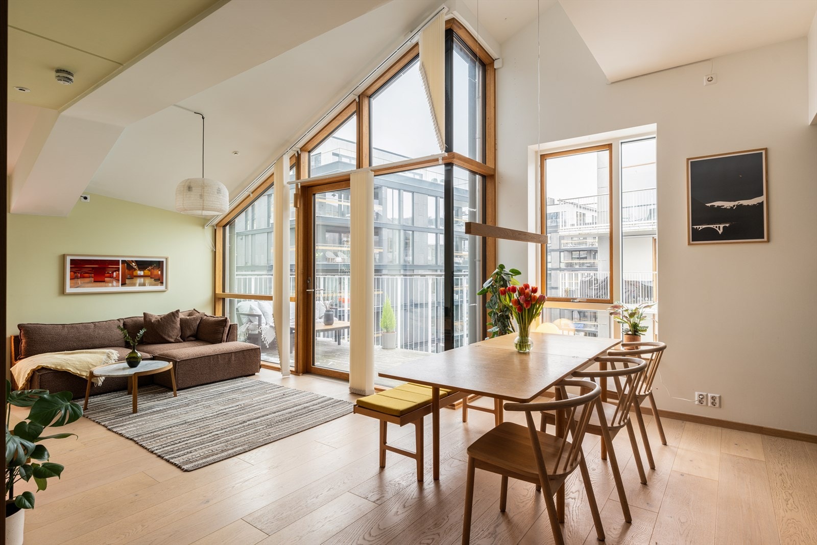 Leiligheten byr på unike løsninger med generøs takhøyde, store vindusflater og påkostede materialer. Galleribilde