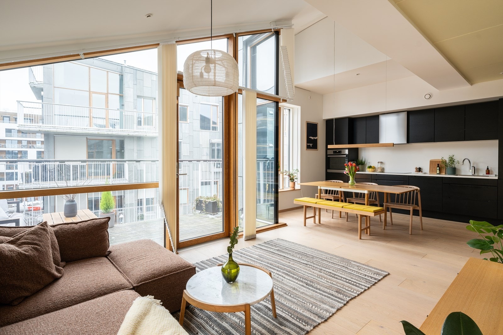Store vindusflater og herlig utsikt fra balkongen. Stuen kan enkelt innredes med sofagruppe, TV-møblement og spisebord. Galleribilde